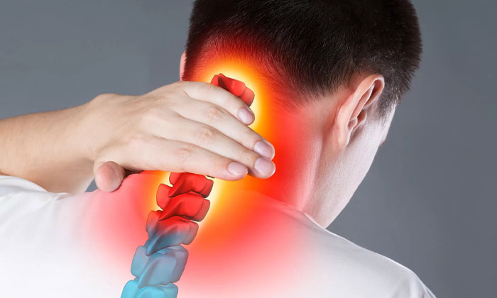 چه عواملی موجب دردهای گردنی می‌شوند؟